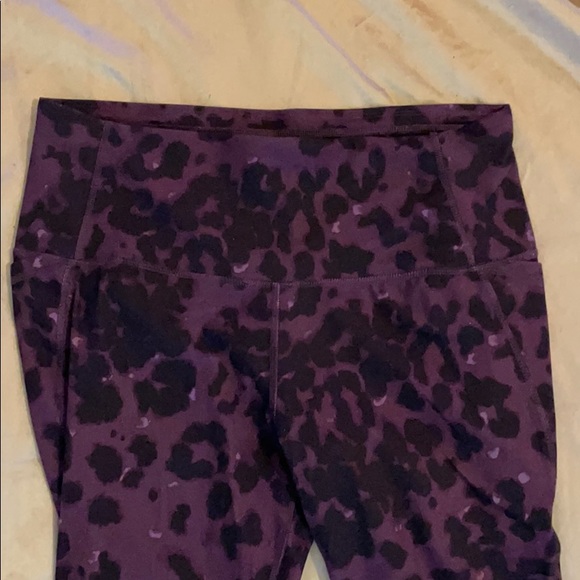 Women's Leopard Print Contour Highwaisted leggings - Picture 2 of 7